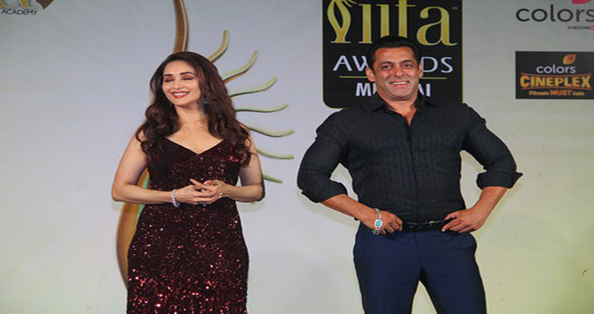 #iifa20: सलमान ने कुत्ते के साथ तो माधुरी ने छाते के साथ ली एंट्री, देखें वीडियो #iifa20: सलमान ने कुत्ते के साथ तो माधुरी ने छाते के साथ ली एंट्री, देखें वीडियो